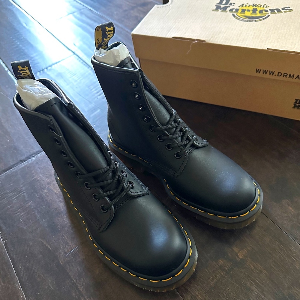 NIB DR. MARTENS LEATHER LACE UP BOOTS- US WOMEN'S SZ 6, MEN'S SZ 5